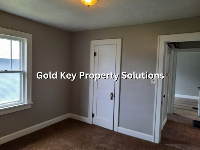 Building Photo - Large 2 BR 1 BA House with Family Room, Ba...
