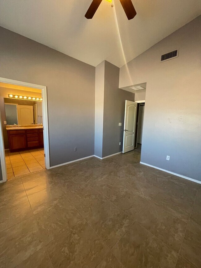 Building Photo - Lovely 4 Bedroom 2 Bath Home!