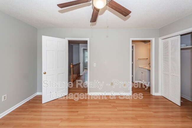 Building Photo - 854 Colony Dr