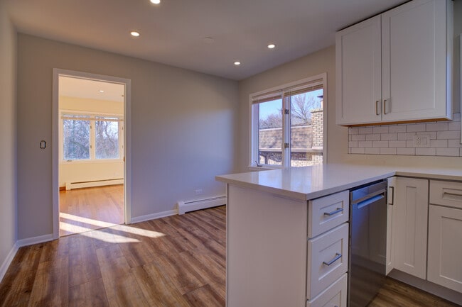 Building Photo - 5715 N Cicero Ave