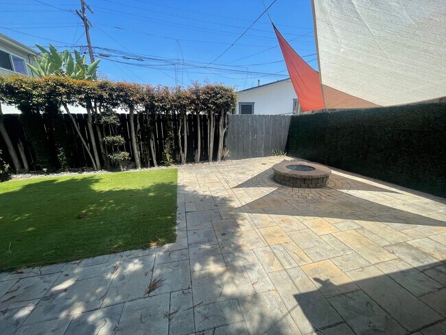 Building Photo - Beautiful 2 Bedroom Home with Large Yard