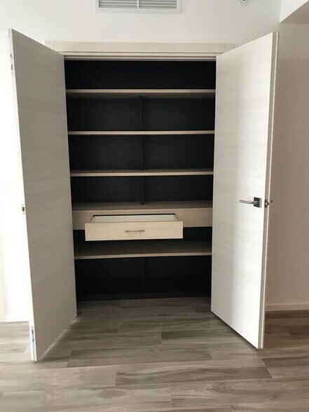 Building Photo - 805 S Miami Ave