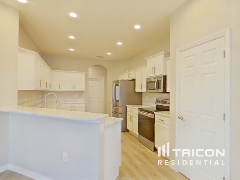 Building Photo - 6715 Castle Green Pl