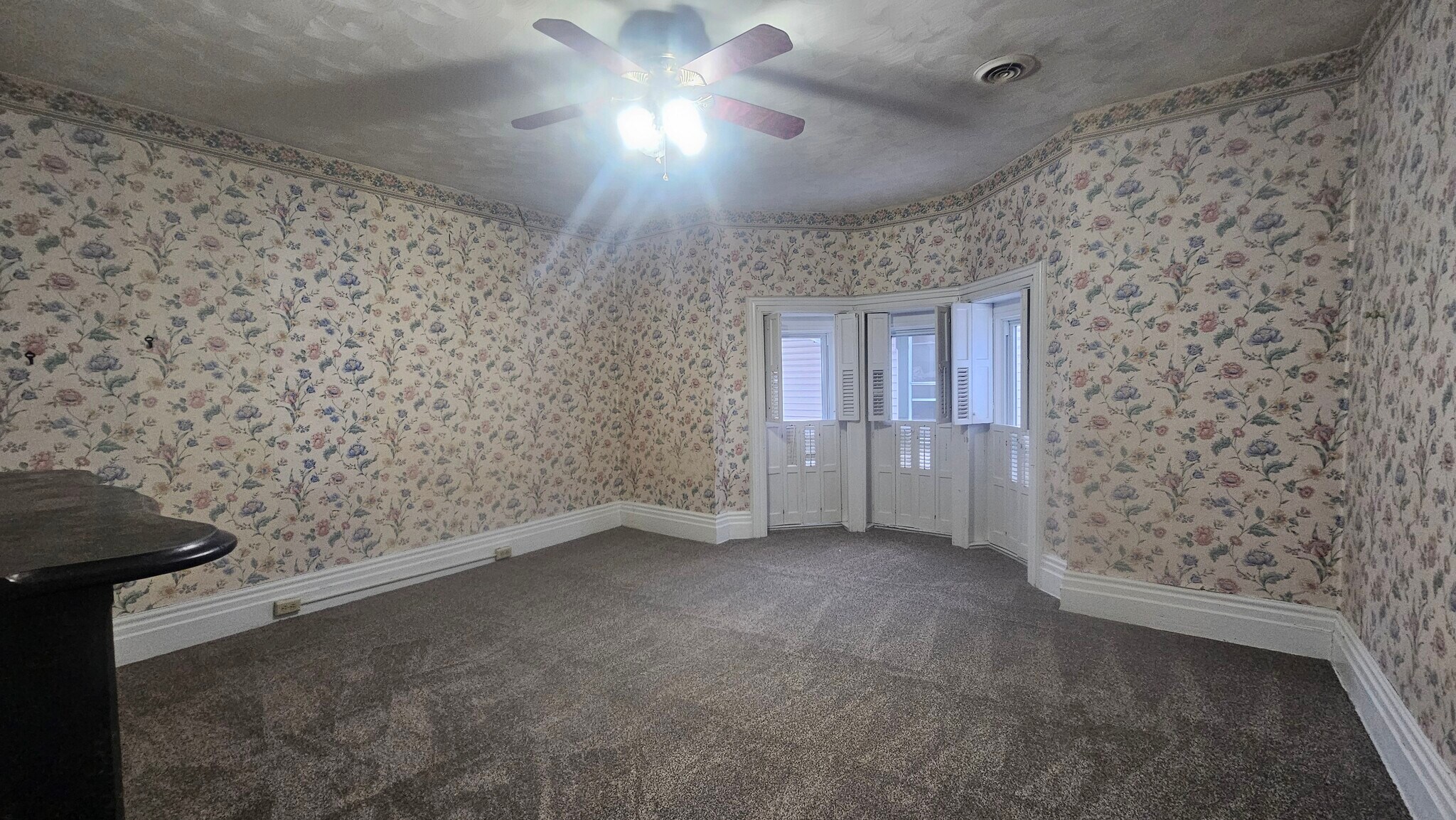 Building Photo - 457 W 5th St