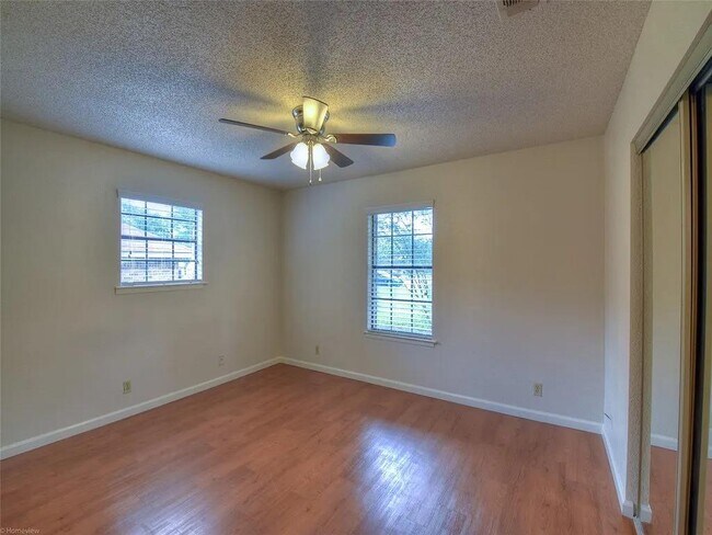 Building Photo - 601 Algerita Dr