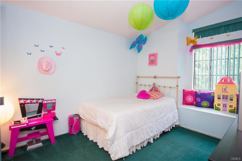 room2 - 6047 Templeton St