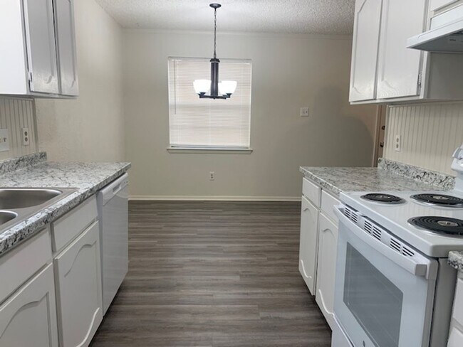 Building Photo - Move in ready! 3 Bedroom, 2 Full Bath Home...