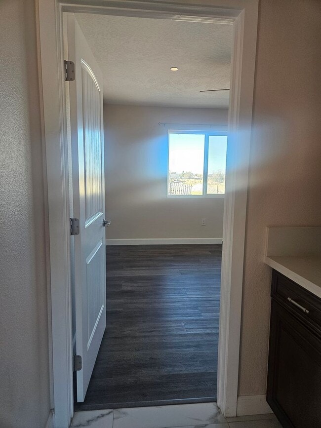 Building Photo - STUNNING CUSTOM APPLE VALLEY HOME