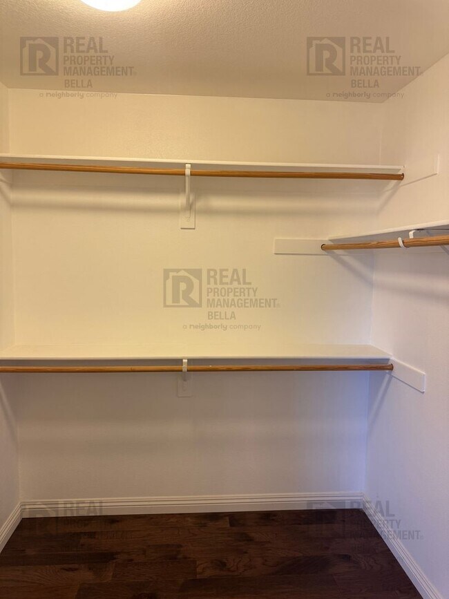 Building Photo - Ideal Layout! 4 Bedroom Home with Main Floor Bed/Bath & Open Loft