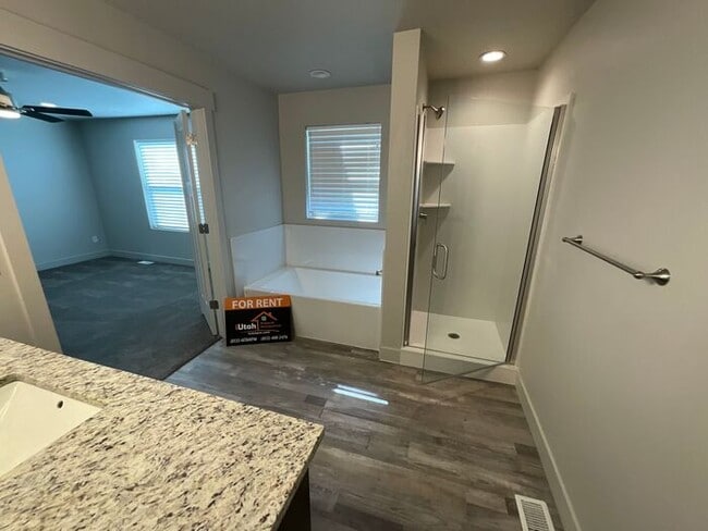Building Photo - 2 bedroom 2 1/2 bath 2 car garage small do...