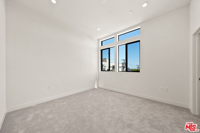 Building Photo - 1202 N Orange Grove Ave
