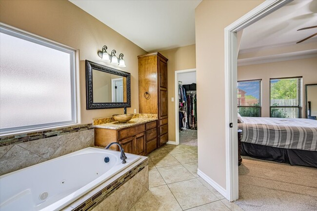 Building Photo - 7522 S Lake Dr