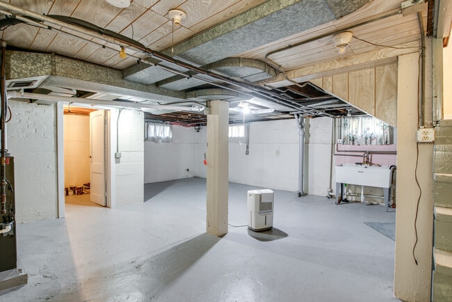 Building Photo - 826 N Center St