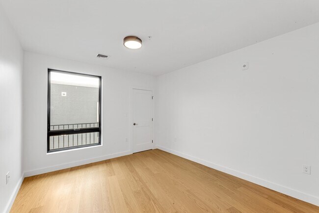 Building Photo - 256 Dorchester St