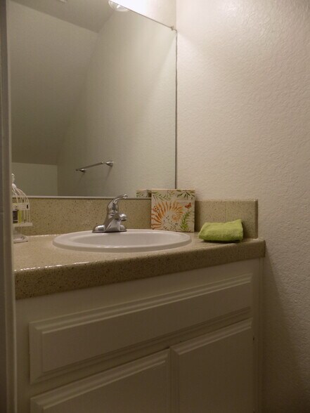 Building Photo - 16428 Orange St