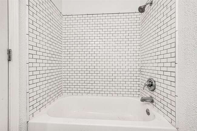 Building Photo - 622 N 13th St