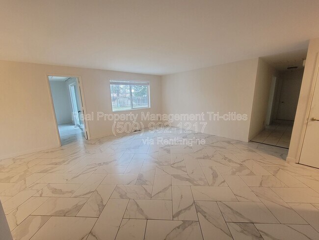 Building Photo - 3704 S Vancouver St