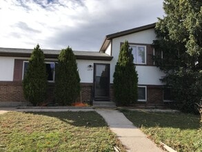 Building Photo - Charming 3BR/2BA with Massive Yard and Gar...