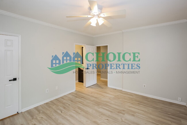 Building Photo - This cute as pie ground-floor condo is tuc...