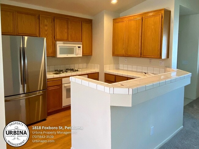 Building Photo - Darling Petaluma East Side Home with RV Pa...