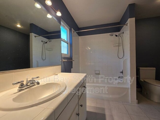 Building Photo - 509 N Helberta Ave