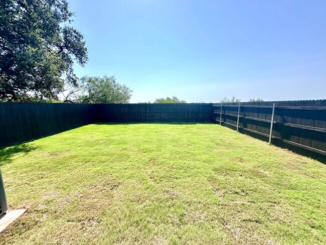 Building Photo - Luxury 3-Bed, 2-Bath Duplex in Buda!