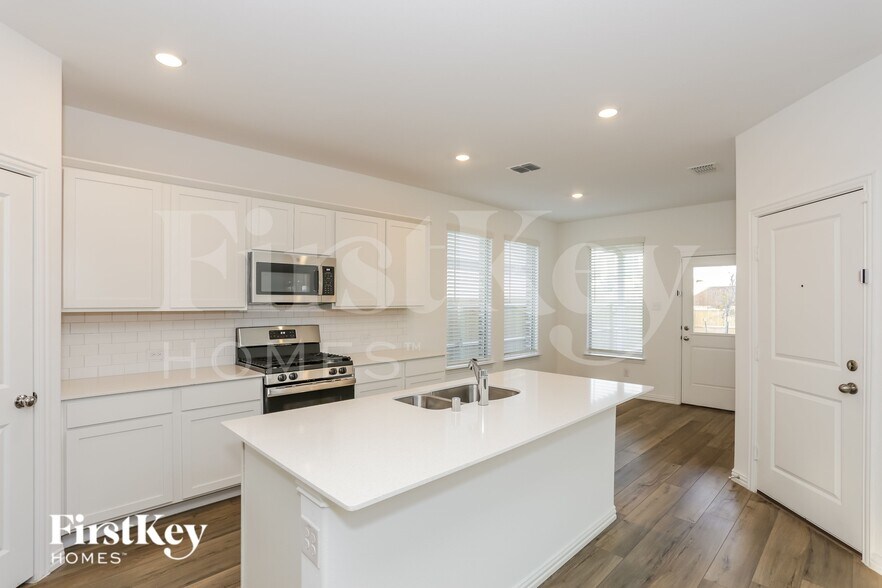 Building Photo - 10105 Elkhorn Dr