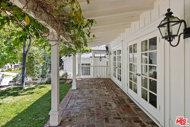 Building Photo - 111 S Glenroy Ave