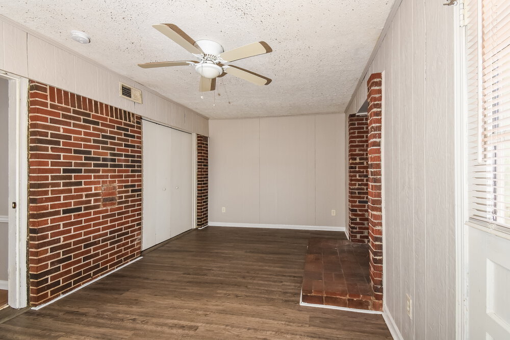Building Photo - 1642 Pine Cir