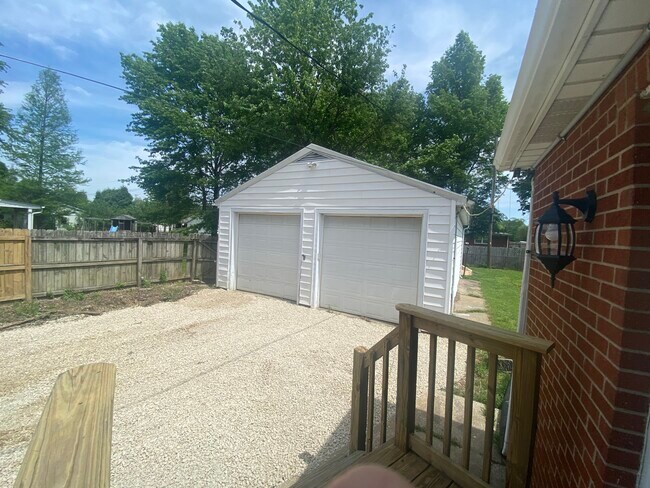 Building Photo - 919 George Madison Dr