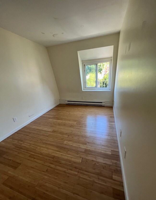 Building Photo - Beautiful 2 Bed Right in Jeffries Point