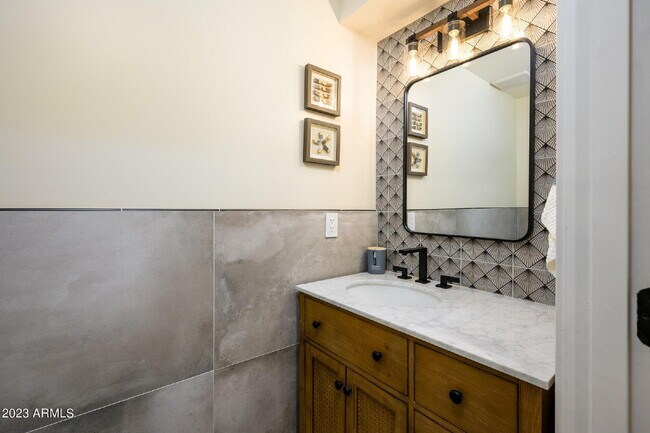 Building Photo - Exclusive Urban Sanctuary—Sophisticated Townhouse in Vibrant Phoenix