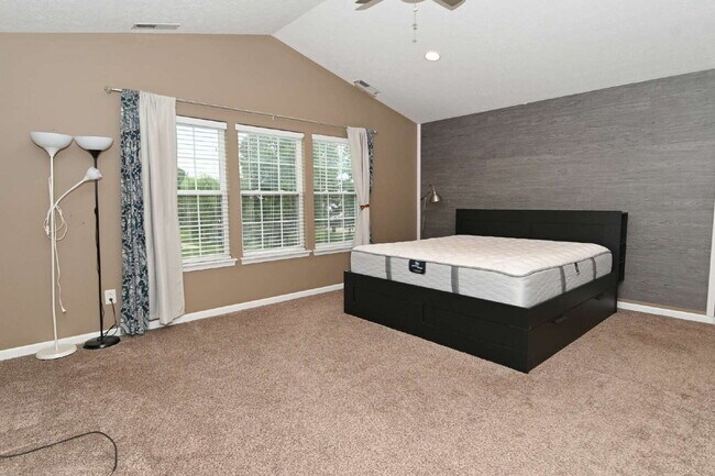 Building Photo - Spacious 4-Bedroom Haven with 2.5 Baths and Nearly 3,000 Sq Ft of Comfort in Indianapolis!