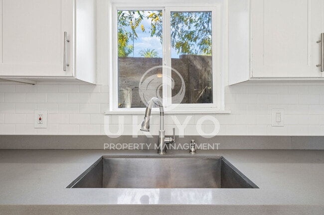 Building Photo - 3007 Nicol Ave