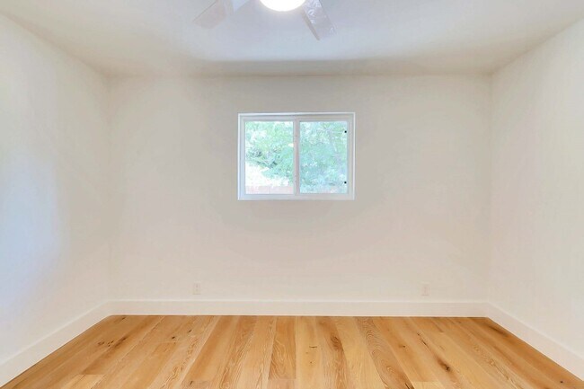 Building Photo - 1813 Magnolia Dr