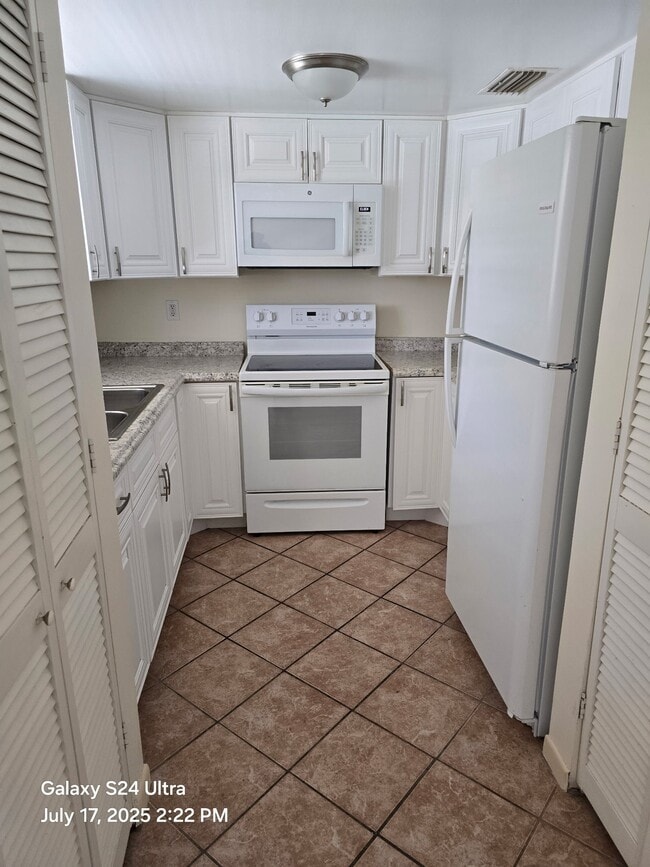 Building Photo - Le Mans Apartments