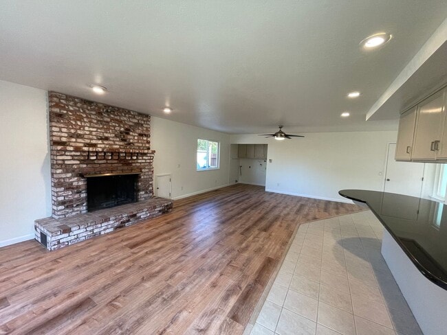 Building Photo - Spacious three bedroom home in desirable Windsor neighborhood!