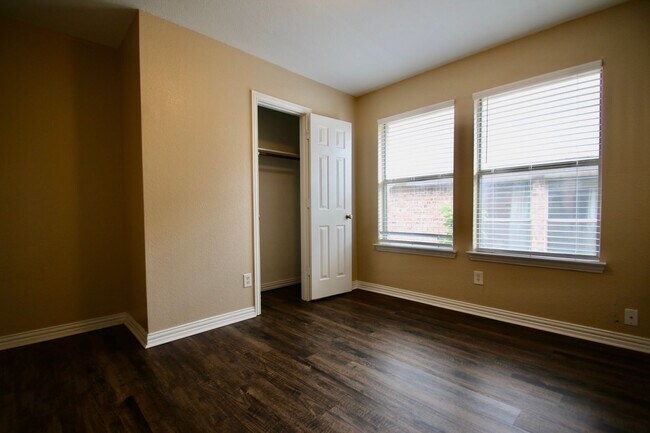 Building Photo - 3116-3118 S Cherry Ln
