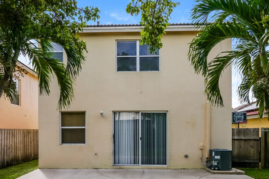 Building Photo - 2025 SE 14 St