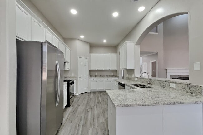 Building Photo - 7015 Fountain Lilly Dr