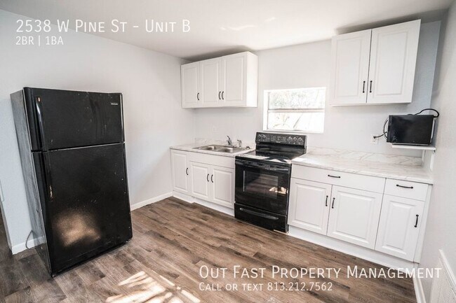 Building Photo - Freshly Renovated 2 Bedroom/1 Bath