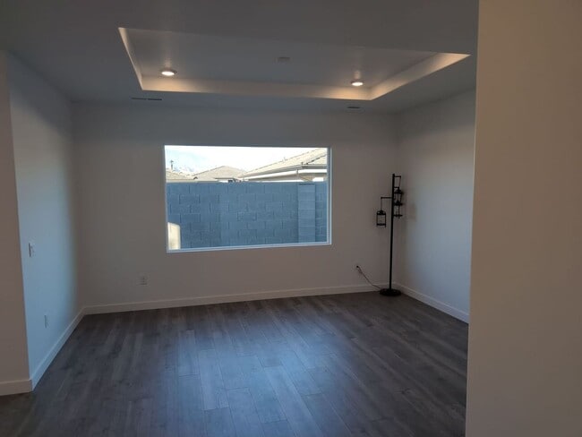 Building Photo - Modern Comfort Meets Effortless Living in Long Valley!