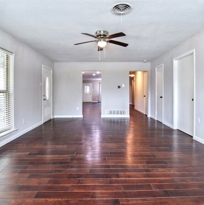 Building Photo - 1520 Sunnybrook Dr