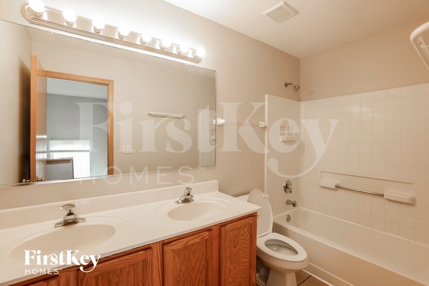 Building Photo - 7010 Paradise Cir