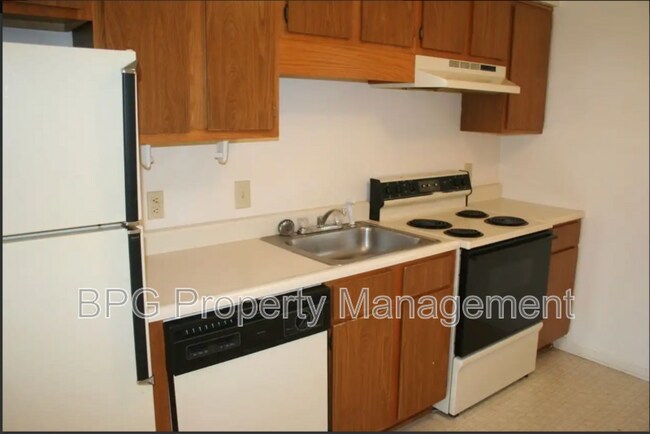 Building Photo - 605 Hamlet Ave