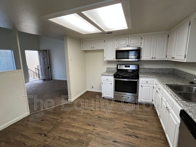 Building Photo - 4052 W Meadow Ave