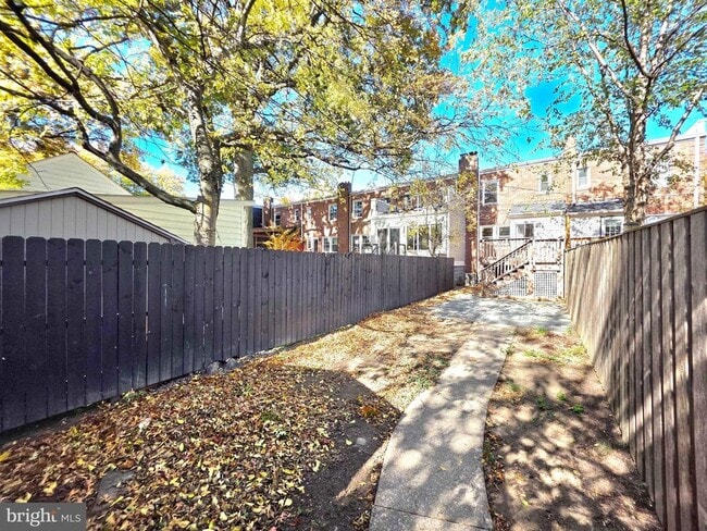 Building Photo - 527 E Nelson Ave