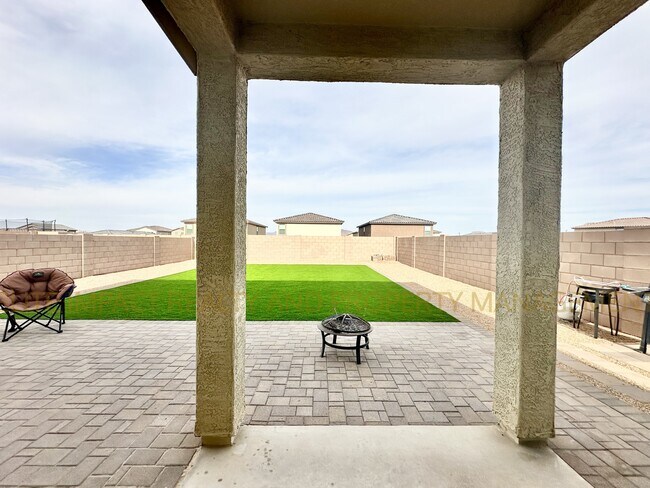 Building Photo - 7064 W Vineridge Dr