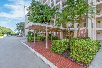 Building Photo - 3050 N Palm Aire Dr