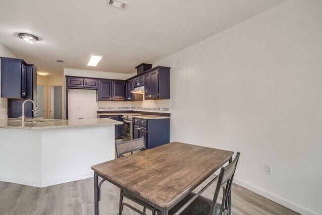 Building Photo - 1512 Clover Ln
